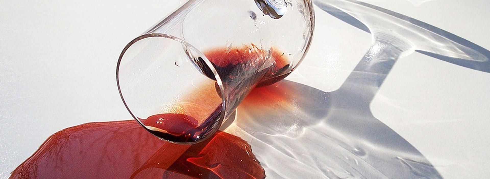 Skidanje fleka | Kako skinuti fleke od vina?
